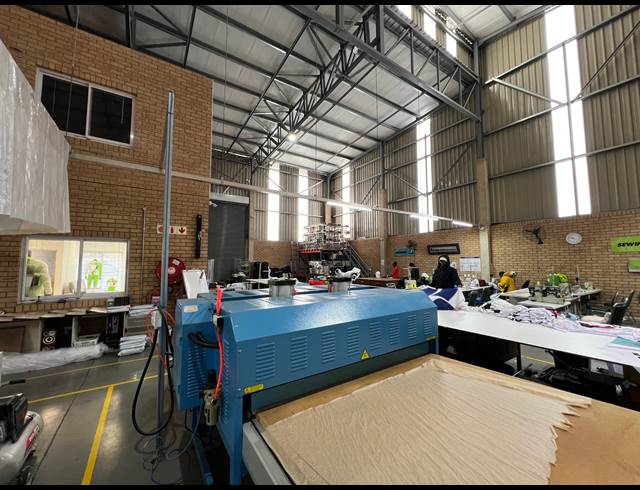 424M² WAREHOUSE TO LET IN LASER PARK