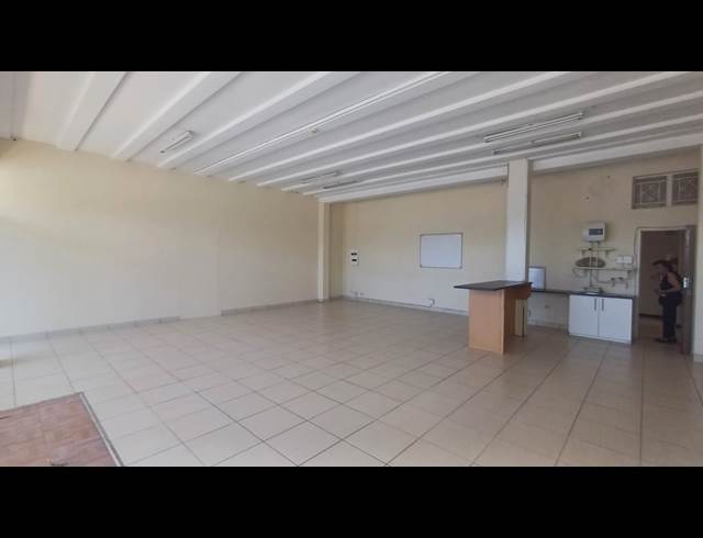 81M² BUSINESS TO LET IN OAKDENE