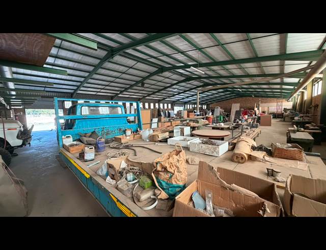 1,300M² WAREHOUSE TO LET IN KIRKNEY