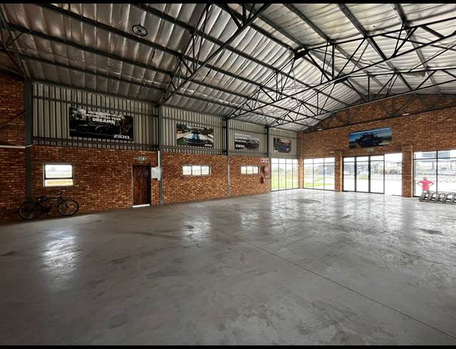 5,892M² WAREHOUSE TO LET IN APEX