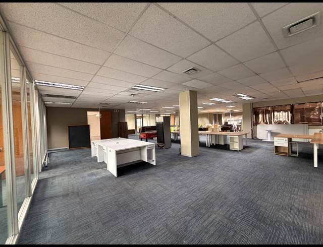 890M² OFFICE TO LET IN DE WATERKANT