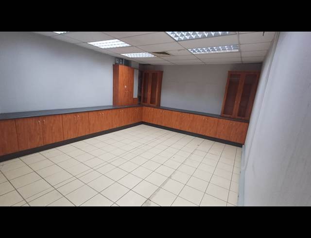 500M² WAREHOUSE TO LET IN VINTONIA
