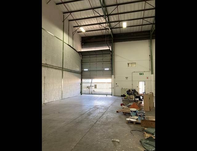 3,300M² WAREHOUSE TO LET IN NEW GERMANY