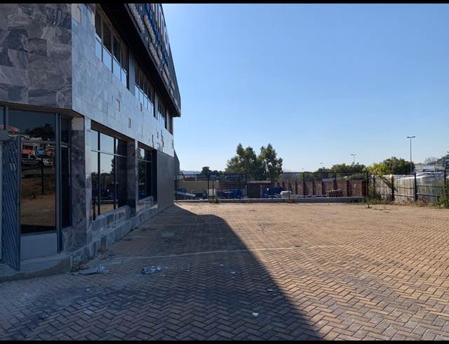 400M² SHOWROOM TO LET IN STRIJDOMPARK
