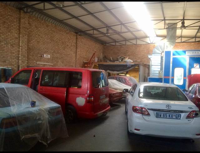 301M² WAREHOUSE TO LET IN LASER PARK