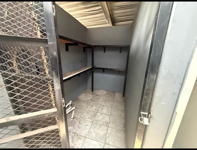 200M² WAREHOUSE TO LET IN LONGDALE
