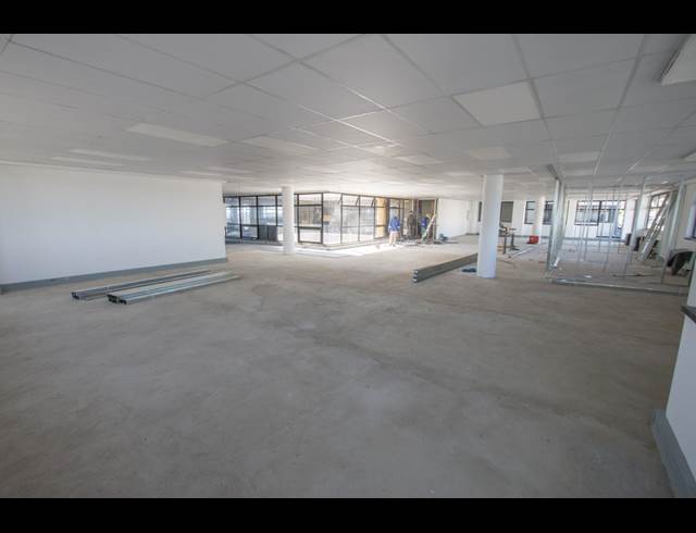 652M² SHOWROOM TO LET IN KRAMERVILLE