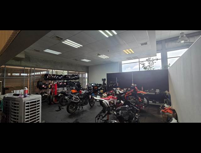 1,360M² SHOWROOM TO LET IN RIVERSIDE PARK