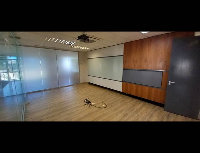724M² OFFICE TO LET IN BRYANSTON