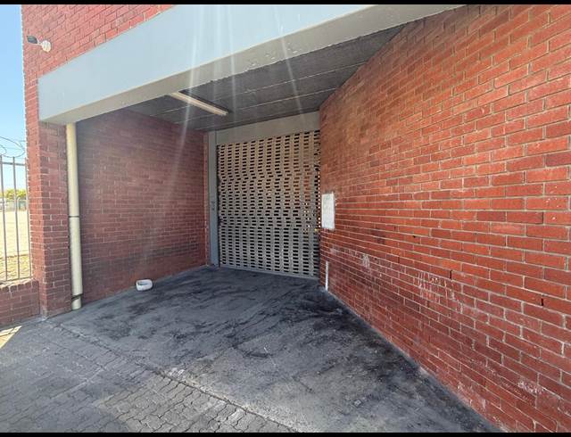 1,490M² WAREHOUSE TO LET IN STIKLAND INDUSTRIAL