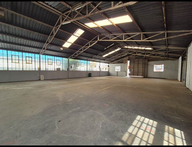 630M² WAREHOUSE TO LET IN KNIGHTS