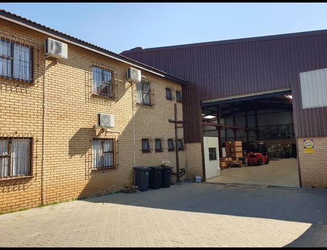 1,390M² WAREHOUSE TO LET IN AIRPORT PARK