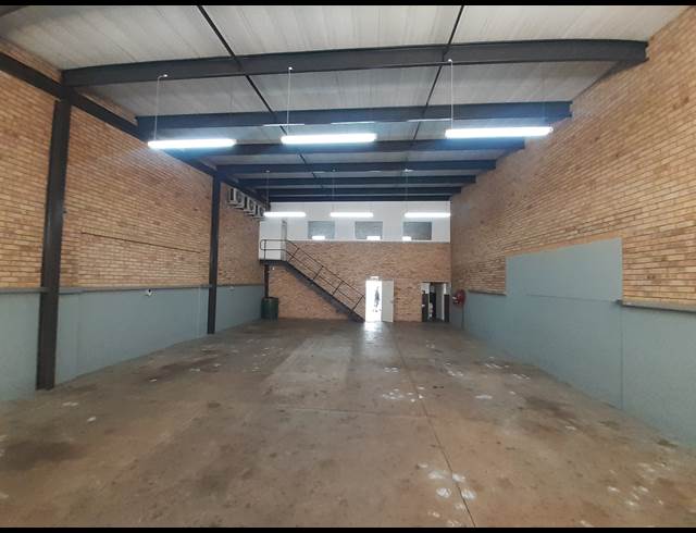 250M² WAREHOUSE TO LET IN CHAMDOR