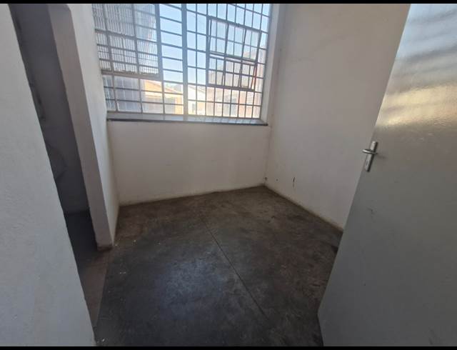 900M² WAREHOUSE TO LET IN BENROSE