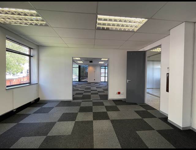 725M² OFFICE TO LET IN BRYANSTON