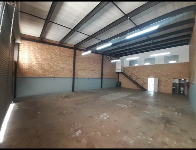250M² WAREHOUSE TO LET IN CHAMDOR