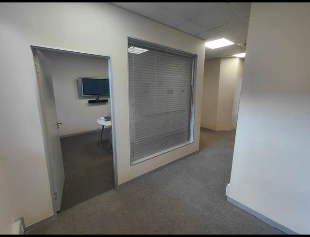 444M² OFFICE TO LET IN MIDRIDGE PARK