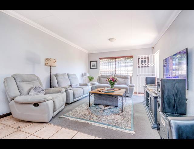 3 BEDROOM TOWNHOUSE RENTED IN HONEYDEW RIDGE