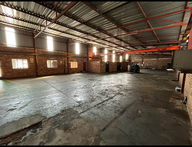 600M² WAREHOUSE TO LET IN VULCANIA