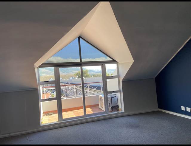 90M² OFFICE TO LET IN WESTLAKE