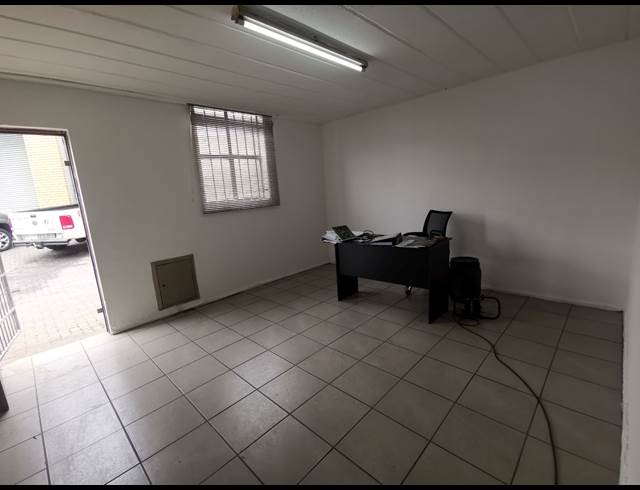 131M² WAREHOUSE TO LET IN JET PARK
