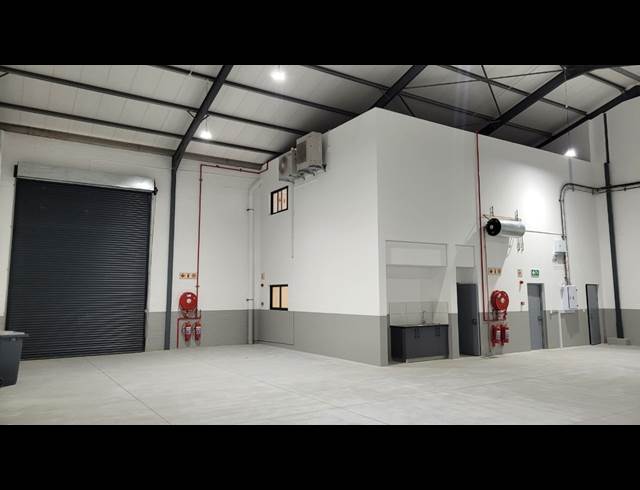 395M² WAREHOUSE TO LET IN STIKLAND INDUSTRIAL