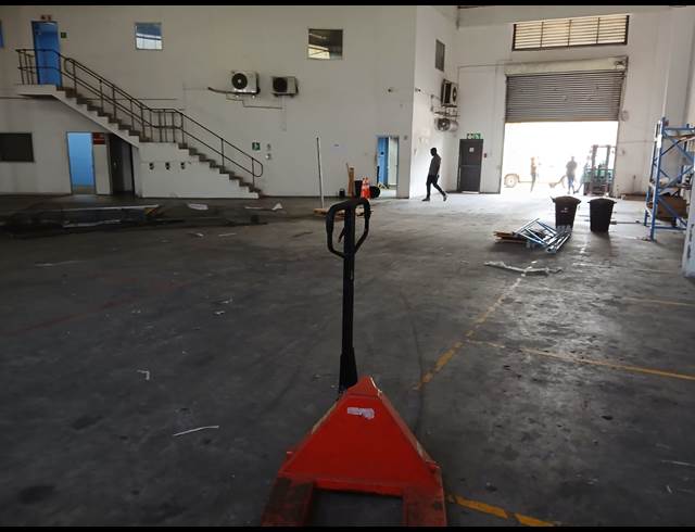 900M² WAREHOUSE TO LET IN RIVERHORSE VALLEY