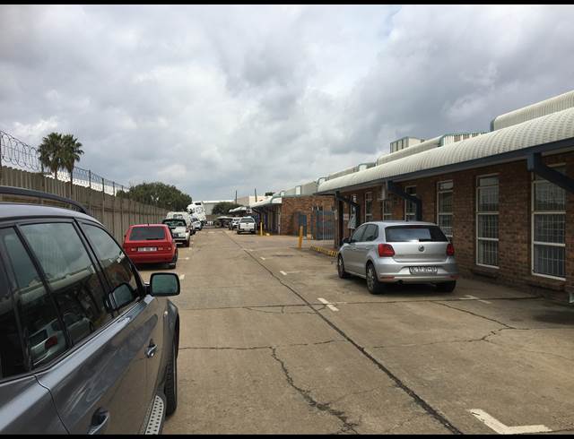 602M² WAREHOUSE TO LET IN JET PARK