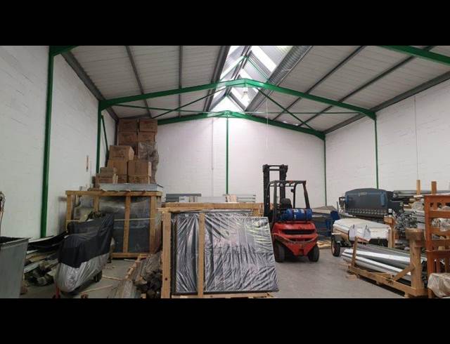 375M² WAREHOUSE TO LET IN RACING PARK
