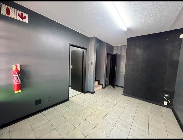 306M² WAREHOUSE TO LET IN HENNOPSPARK INDUSTRIAL