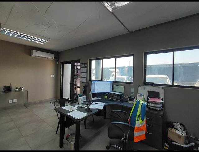 500M² WAREHOUSE TO LET IN POMONA