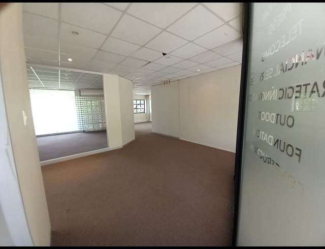 512M² OFFICE TO LET IN LYME PARK
