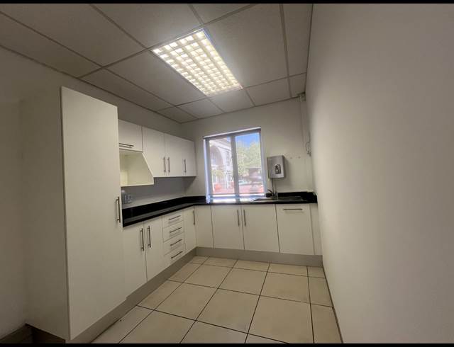 249M² OFFICE TO LET IN HYDE PARK