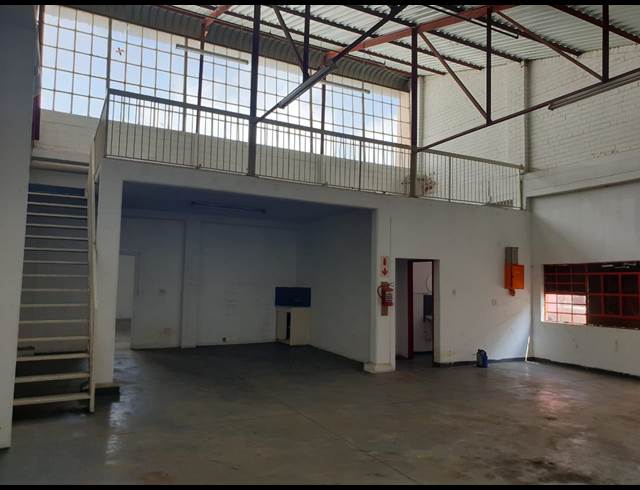 164M² WAREHOUSE RENTED IN STEELEDALE