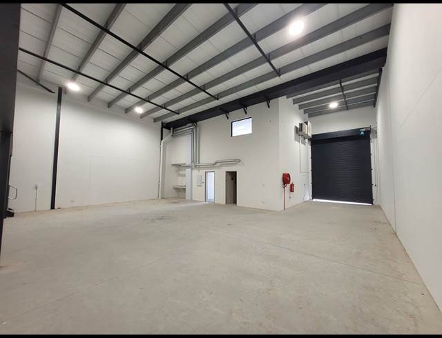 395M² WAREHOUSE TO LET IN STIKLAND INDUSTRIAL