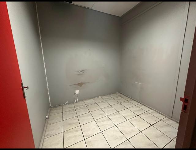 147M² RETAIL TO LET IN MODEL PARK