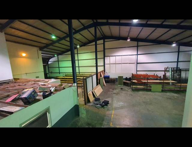 560M² WAREHOUSE TO LET IN JET PARK