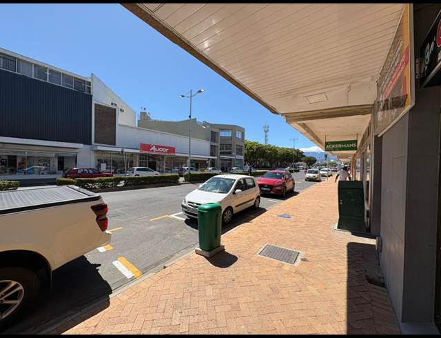 320M² RETAIL TO LET IN STRAND CENTRAL