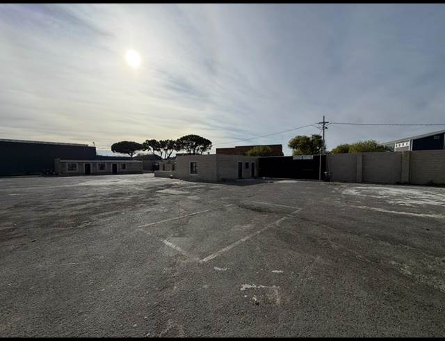 3,701M² INDUSTRIAL YARD TO LET IN LANSDOWNE