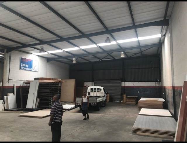 900M² WAREHOUSE TO LET IN STIKLAND INDUSTRIAL