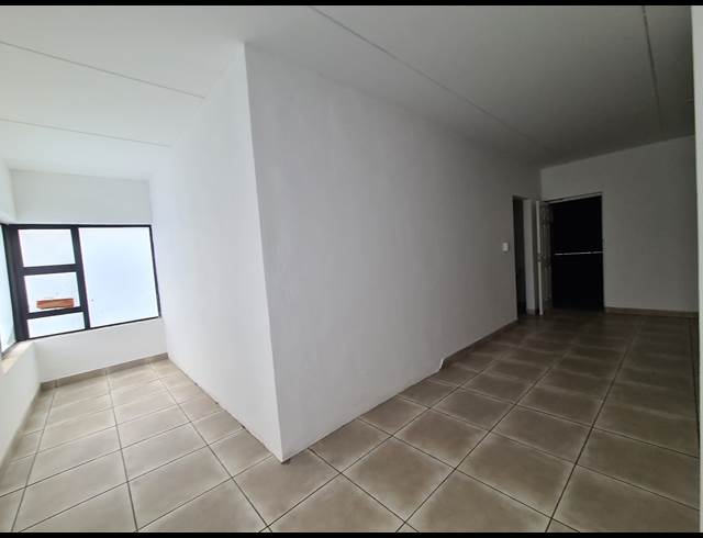 630M² WAREHOUSE TO LET IN CLAYVILLE INDUSTRIA