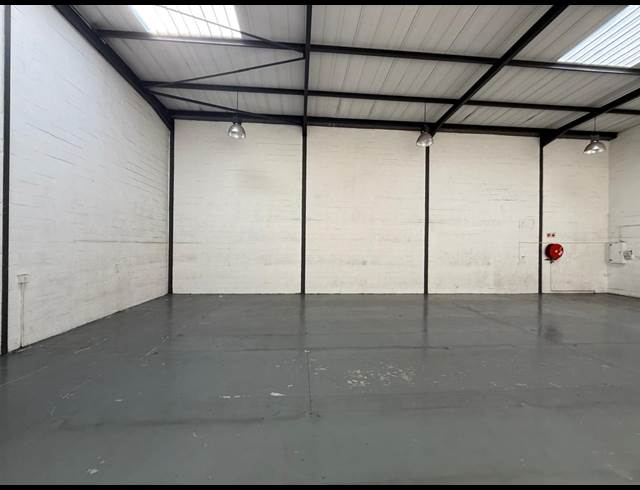338M² WAREHOUSE TO LET IN STIKLAND INDUSTRIAL
