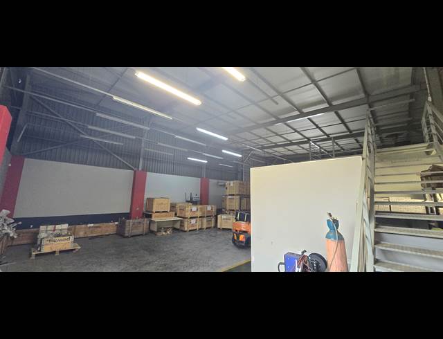 322M² WAREHOUSE TO LET IN FACTORIA