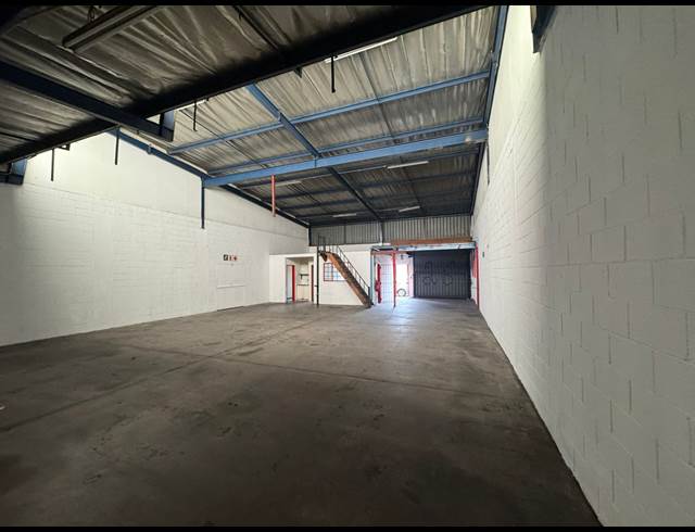 200M² WAREHOUSE TO LET IN EASTLEIGH