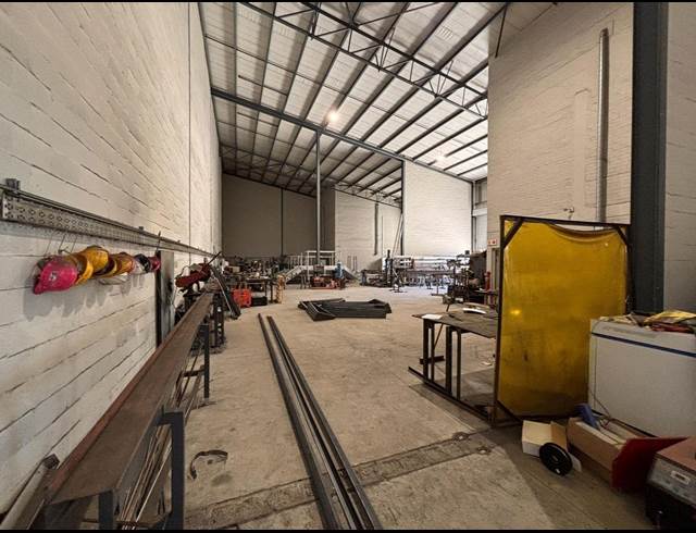 684M² WAREHOUSE TO LET IN STIKLAND INDUSTRIAL