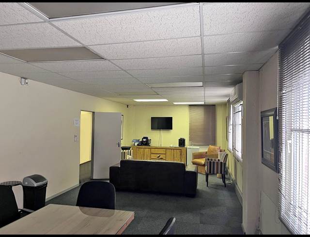 2,720M² WAREHOUSE TO LET IN FOUNDERS VIEW