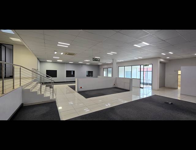 1,050M² SHOWROOM TO LET IN NORTH RIDING