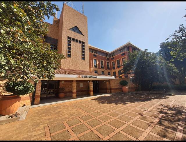 400M² OFFICE TO LET IN HATFIELD