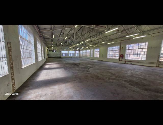 1,700M² WAREHOUSE TO LET IN VILLAGE MAIN