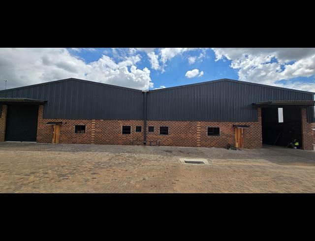 2,040M² WAREHOUSE TO LET IN CROWN